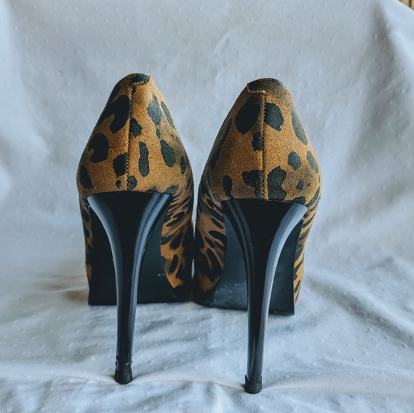 Vera Wang Leopard Print Heel. Size 7.5. - Picture 3 of 5